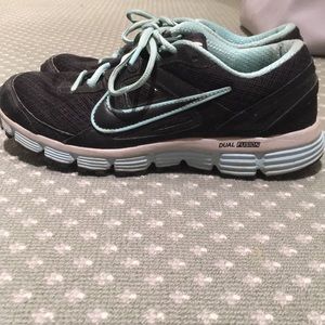 Nike dual fusion sneakers
